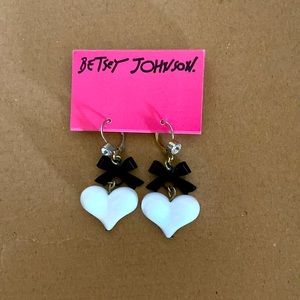 NWT Betsy Johnson Bow / Heart Earrings